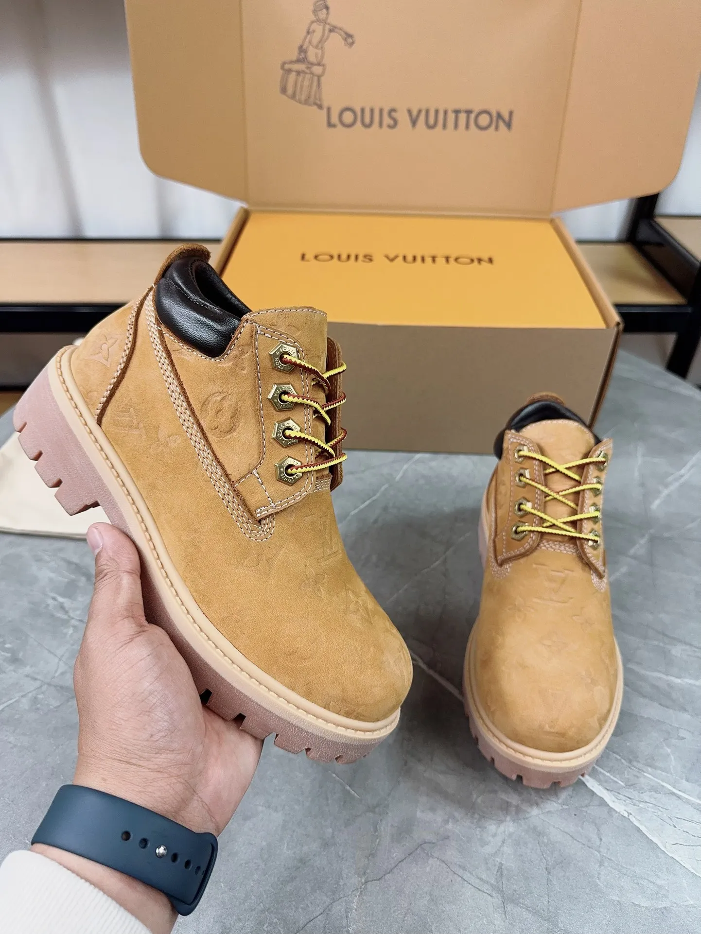 Couple model 💰700 ❤️Top version: Couple model LV x Timberland Timberland joint model Presbyopia Embossed Rhubarb boots Ankle boots Short boots LV x Timberland ankle boots are made of Monogram embossed waterproof nubuck cow leather, relying on the brand's exquisite craftsmanship to carefully reshape the classic Timberland 6-inch boot shape in Italy, and make an eye-catching appearance in 2024 created by Pharrell Williams with American workwear style Autumn and winter menswear show. Monogram embossed tongue, original Timberland laces and outsole are exquisite details, and the leather label expresses the cooperation logo. Exquisite packaging at the delivery counter🛍📦 ▪️Material: Original customized imported first-layer cowhide ▪️Inner lining: Original customized leather lining/mesh lining ▪️Outsole: Original molded anti-slip rubber material ▪️Sole thickness: 3.5CM ▪️Size: Women's 35-40 Men's 39-46